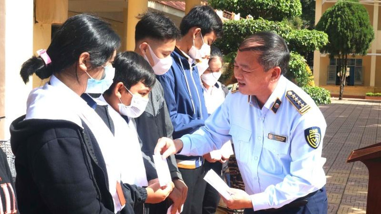 Cục trưởng Cục Quản lý thị trường Đắk Lắk Mai Mạnh Toàn trao học bổng cho các em học sinh dân tộc thiểu số có hoàn cảnh khó khăn đang theo học tại các trường trên địa bàn thành phố Buôn Ma Thuột.