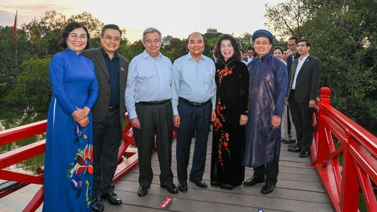 Chủ tịch nước Nguyễn Xuân Phúc và Tổng Thư ký Liên hợp quốc António Guterres cùng các đại biểu chụp ảnh lưu niệm tại khu vực cầu Thê Húc.