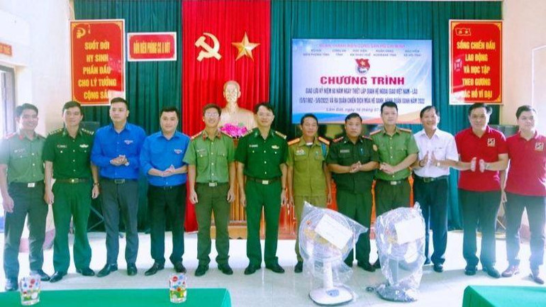 Đại diện các đơn vị tặng quà cho lực lượng vũ trang Lào.