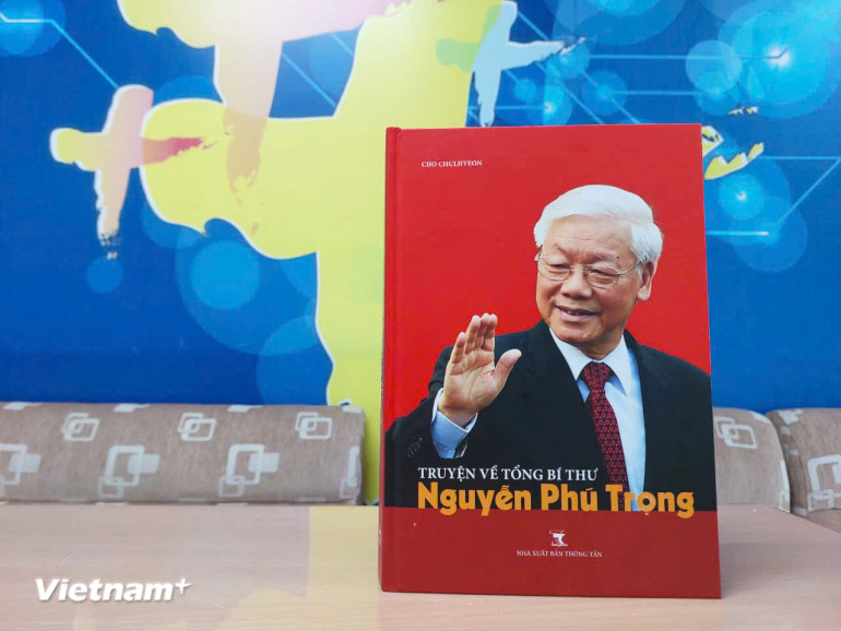 Cuốn sách về Tổng Bí thư Nguyễn Phú Trọng của nhà văn Cho Chulhyeon đã được xuất bản bằng tiếng Việt. (Ảnh: Minh Thu/Vietnam+)