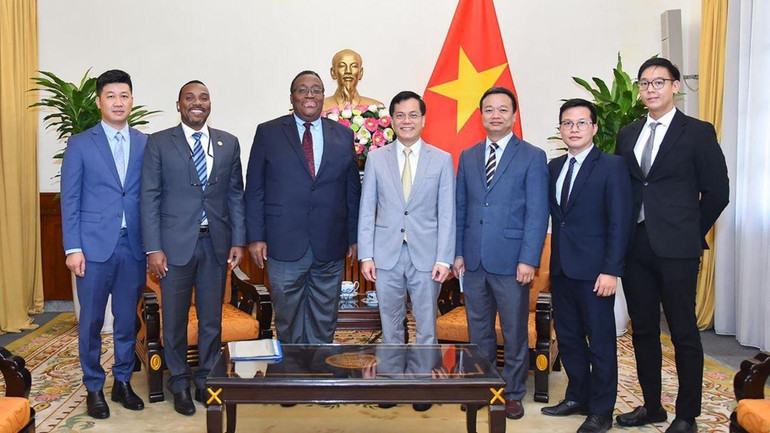 Đại diện hai bên chụp ảnh lưu niệm tại buổi tiếp.