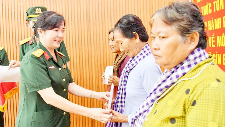 Tặng quà cho phụ nữ có hoàn cảnh khó khăn huyện Hòn Đất. Tặng quà cho phụ nữ có hoàn cảnh khó khăn huyện Hòn Đất.