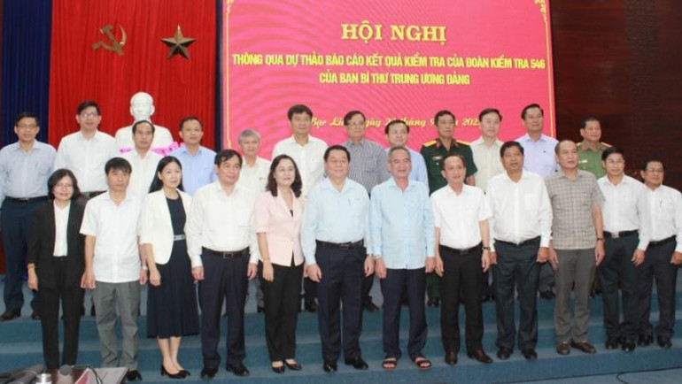 Lãnh đạo Đoàn kiểm tra chụp ảnh lưu niệm với lãnh đạo tỉnh Bạc Liêu.