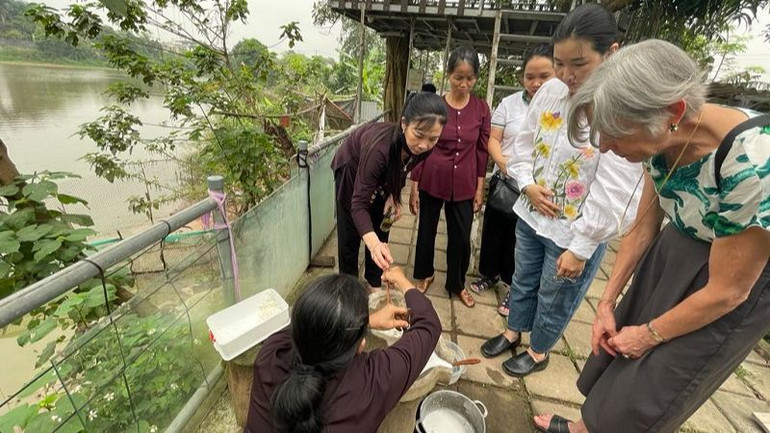 Du khách tìm hiểu các công đoạn làm bánh đúc truyền thống. Du khách tìm hiểu các công đoạn làm bánh đúc truyền thống.