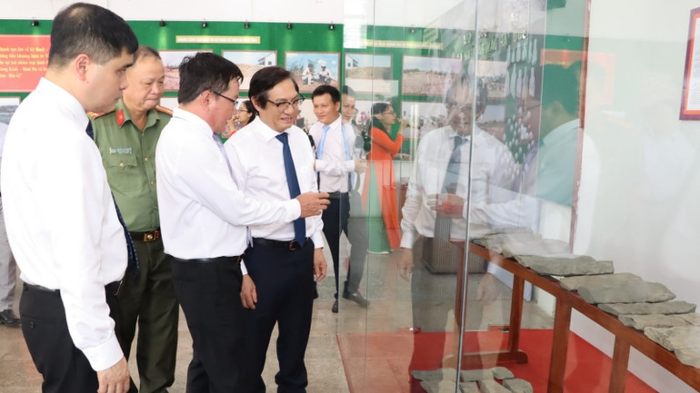 Các đại biểu tham quan bộ Sưu tập đàn đá Bình Đa đang được lưu giữ tại Bảo tàng Đồng Nai. Các đại biểu tham quan bộ Sưu tập đàn đá Bình Đa đang được lưu giữ tại Bảo tàng Đồng Nai.