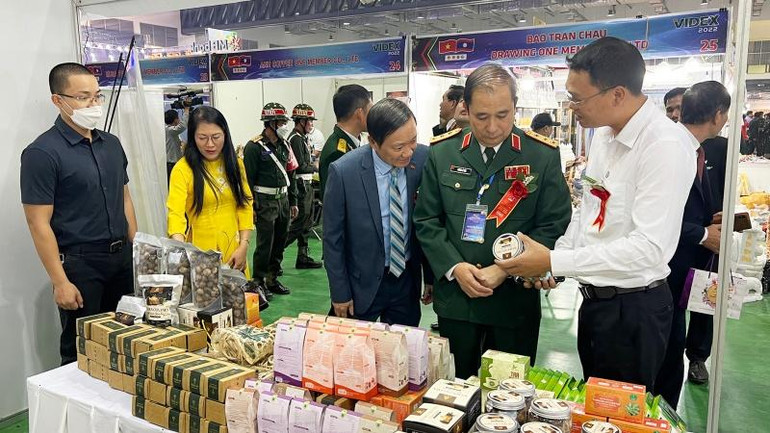 Thượng tướng Phùng Sỹ Tấn, Đại sứ Việt Nam tại Lào Nguyễn Bá Hùng thăm gian hàng tại Hội chợ triển lãm. (Ảnh: Trịnh Dũng)