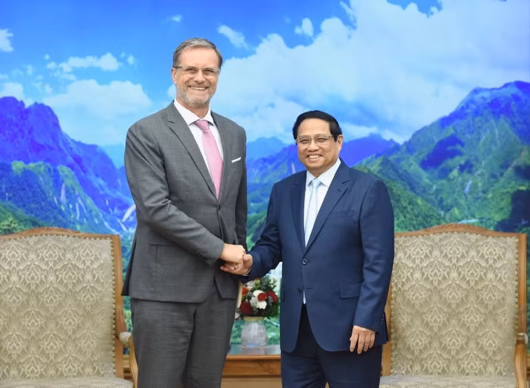 Thủ tướng Phạm Minh Chính tiếp Đại sứ Pháp Olivier Brochet. (Ảnh: Trần Hải)