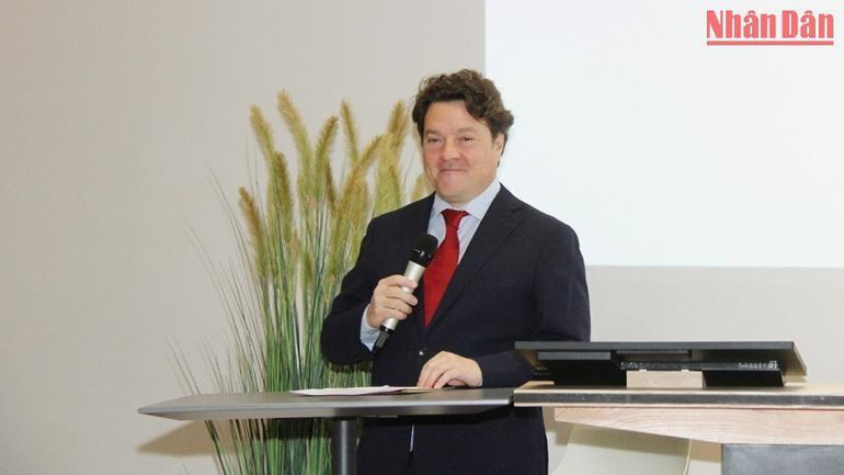 Ông Élian Pilvin, Hiệu trưởng Trường Quản trị Normandie, đánh giá cao những chuyển biến tích cực của Việt Nam, trong đó nâng cao năng lực lãnh đạo, chuyển đổi số và cải cách hành chính, đồng thời vẫn giữ nguyên bản sắc. (Ảnh: Khải Hoàn)