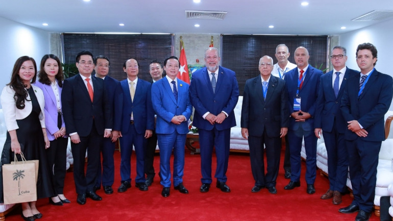 Phó Thủ tướng Trần Hồng Hà và Thủ tướng Cuba Manuel Marrero Cruz chụp ảnh chung với các đại biểu.