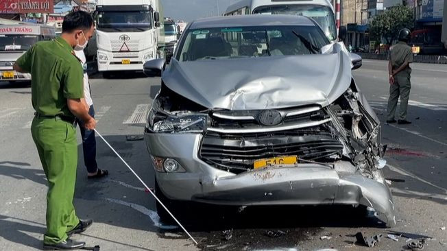 Lực lượng Công an tiến hành khám nghiệm hiện trường, điều tra nguyên nhân vụ tai nạn.