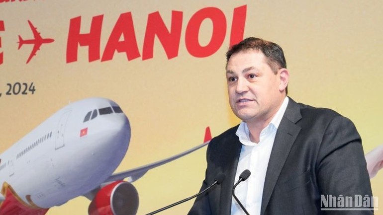 Ông Jim Parashos, Giám đốc Hàng không sân bay Melbourne.