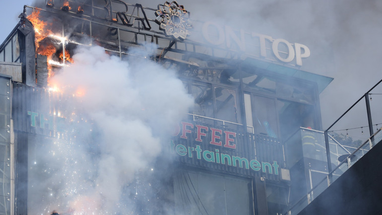 Ngay lập tức, cơ quan chức năng đã điều xe chữa cháy tới hiện trường. Lúc này, lửa đã thiêu rụi bảng quảng cáo phía trước tòa nhà.