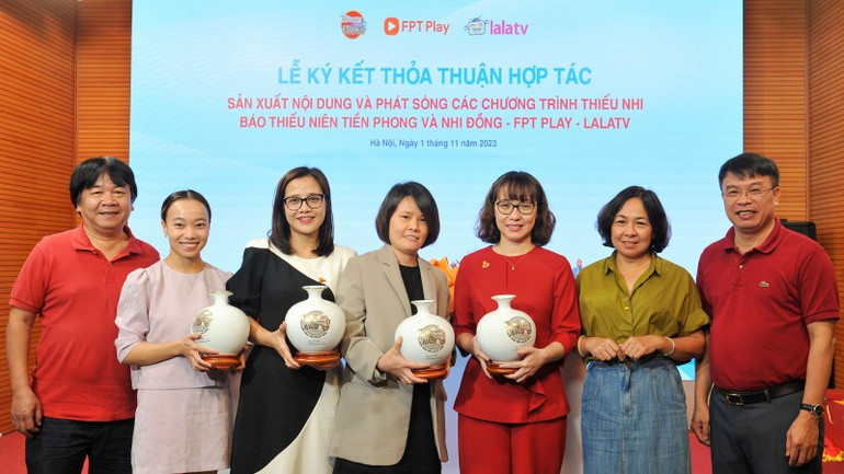 Ban Biên tập Báo Thiếu niên Tiền phong và Nhi đồng tặng quà lưu niệm cho các đơn vị đối tác.