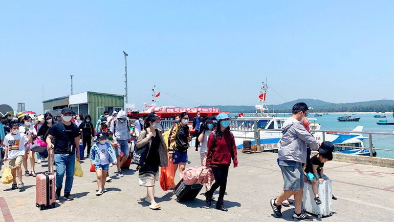 Du khách rời đảo Cô tô ngay trong sáng ngày 17/7.