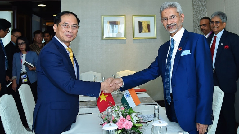 Bộ trưởng Ngoại giao Bùi Thanh Sơn và Bộ trưởng Ngoại giao Ấn Độ Subrahmanyam Jaishankar tại cuộc gặp song phương bên lề Hội nghị Bộ trưởng Ngoại giao ASEAN lần thứ 56.