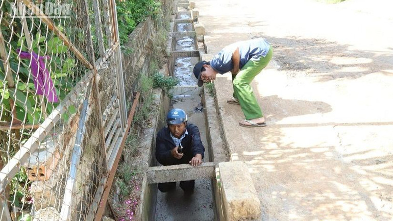 Mương thoát nước mưa đường Võ Văn Tần thuộc tổ dân phố 2, phường An Lạc, thị xã Buôn Hồ trước đây xây dựng chỉ phục vụ thoát nước mưa tuyến đường này, nay nước mưa từ hệ thống thoát nước hai bên quốc lộ 29 đang thi công đổ dồn vào khiến nước thoát không kịp tràn vào nhà dân.