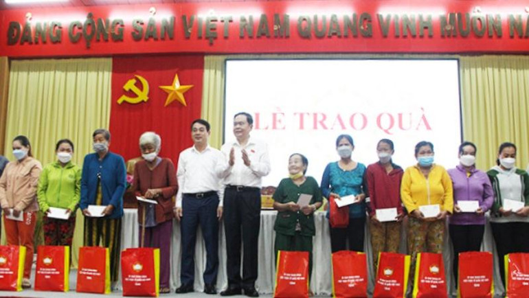 Phó Chủ tịch Thường trực Quốc hội tặng quà cho hộ nghèo.