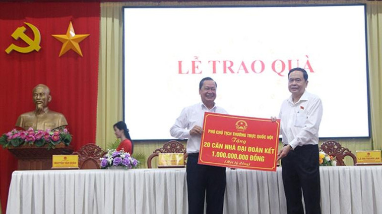 Phó Chủ tịch Thường trực Quốc hội tặng 20 căn nhà đại đoàn kết.