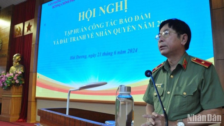 Thiếu tướng Nguyễn Văn Kỷ, Phó Chánh Văn phòng Thường trực về Nhân quyền Chính phủ phát biểu tại Hội nghị. (Ảnh: Ban tổ chức cung cấp)