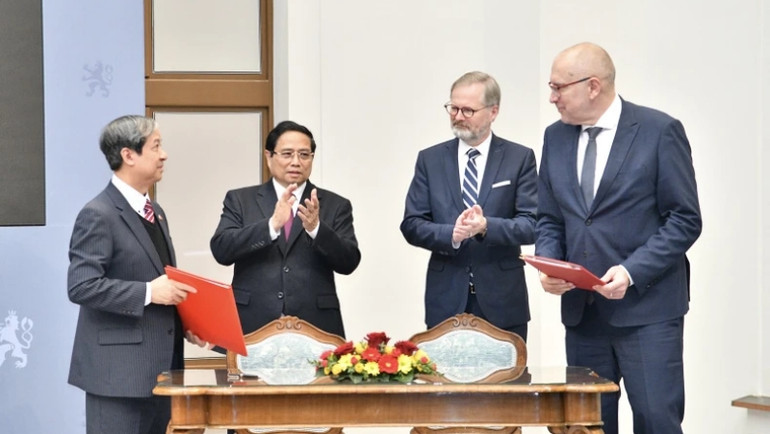 Thủ tướng Phạm Minh Chính và Thủ tướng Cộng hòa Czech Petr Fiala chứng kiến các bộ, ngành hai nước ký và trao đổi văn kiện hợp tác. (Ảnh: THANH GIANG)