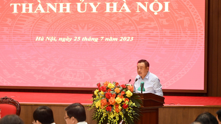 Chủ tịch UBND thành phố Trần Sỹ Thanh trình bày báo cáo tại buổi làm việc.