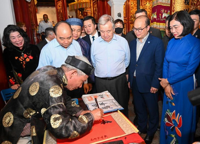 Ông đồ viết chữ thư pháp tặng Tổng Thư ký Liên hợp quốc António Guterres.