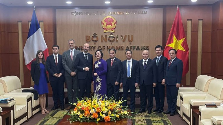 Các đại biểu dự Hội thảo chụp ảnh lưu niệm.