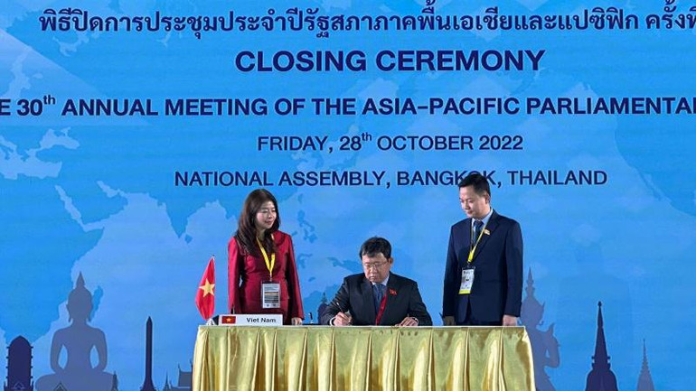 Đại diện đoàn Việt Nam ký Tuyên bố chung của Hội nghị.