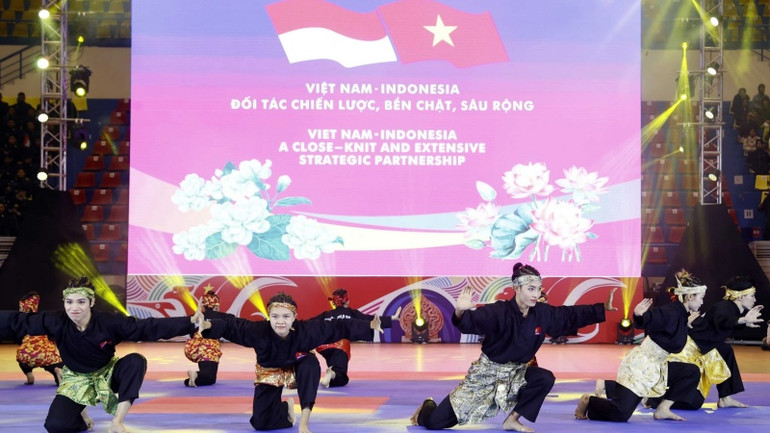 Màn biểu diễn Pencak Silat - môn võ đặc trưng của Indonesia. (Ảnh: Thống Nhất/TTXVN) Màn biểu diễn Pencak Silat - môn võ đặc trưng của Indonesia. (Ảnh: Thống Nhất/TTXVN)