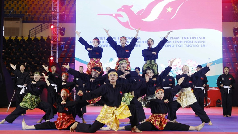 Màn biểu diễn Pencak Silat - môn võ đặc trưng của Indonesia. (Ảnh: Thống Nhất/TTXVN) Màn biểu diễn Pencak Silat - môn võ đặc trưng của Indonesia. (Ảnh: Thống Nhất/TTXVN)