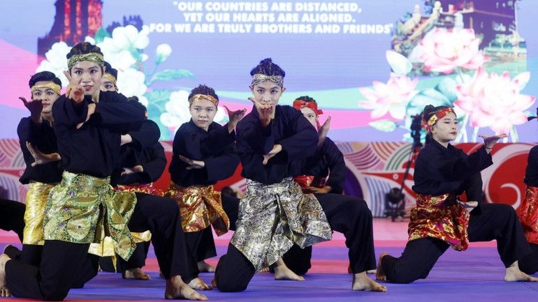 Màn biểu diễn Pencak Silat - môn võ đặc trưng của Indonesia. (Ảnh: Thống Nhất/TTXVN) Màn biểu diễn Pencak Silat - môn võ đặc trưng của Indonesia. (Ảnh: Thống Nhất/TTXVN)