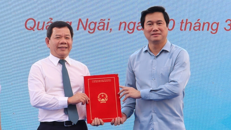 Lãnh đạo Bộ Xây dựng trao Quyết định của Thủ tướng Chính phủ phê duyệt đồ án điều chỉnh tổng thể Quy hoạch chung xây dựng Khu kinh tế Dung Quất đến năm 2045 cho lãnh đạo tỉnh Quảng Ngãi.