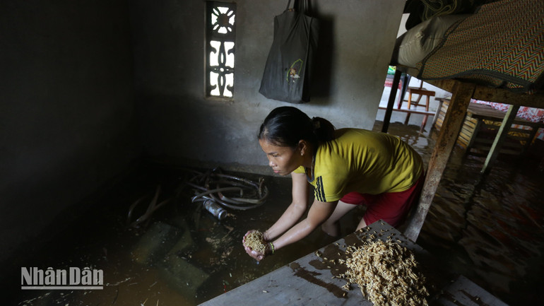 Nước tràn vào nhà chị Phan Thị Kim Anh, khiến nhiều tài sản của gia đình hư hỏng. Nước tràn vào nhà chị Phan Thị Kim Anh, khiến nhiều tài sản của gia đình hư hỏng.