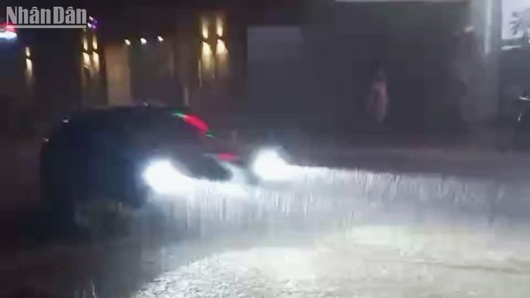 Mỗi khi trời mưa to, nước mưa chảy xiết trên đường Võ Văn Tần và tràn vào nhà dân thuộc tổ dân phố 2, phường An Lạc, thị xã Buôn Hồ.