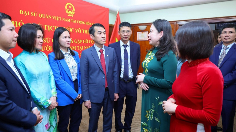 Phó Chủ tịch nước Võ Thị Ánh Xuân với cán bộ, nhân viên Đại sứ quán và các cơ quan đại diện Việt Nam tại Nam Phi.