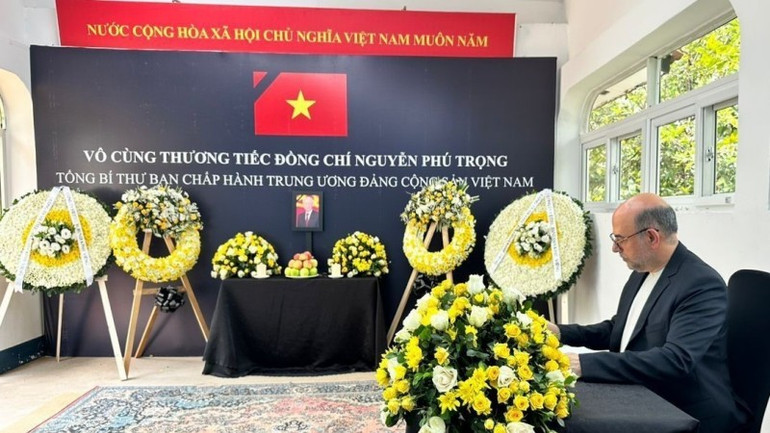 Đại sứ Iran tại Tanzania viếng và ghi sổ tang Tổng Bí thư Nguyễn Phú Trọng. (Ảnh: TTXVN phát) Đại sứ Iran tại Tanzania viếng và ghi sổ tang Tổng Bí thư Nguyễn Phú Trọng. (Ảnh: TTXVN phát)