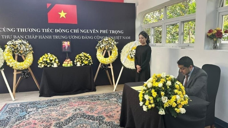 Đại sứ Saudi Arabia tại Tanzania viếng và ghi sổ tang. (Ảnh: TTXVN phát) Đại sứ Saudi Arabia tại Tanzania viếng và ghi sổ tang. (Ảnh: TTXVN phát)