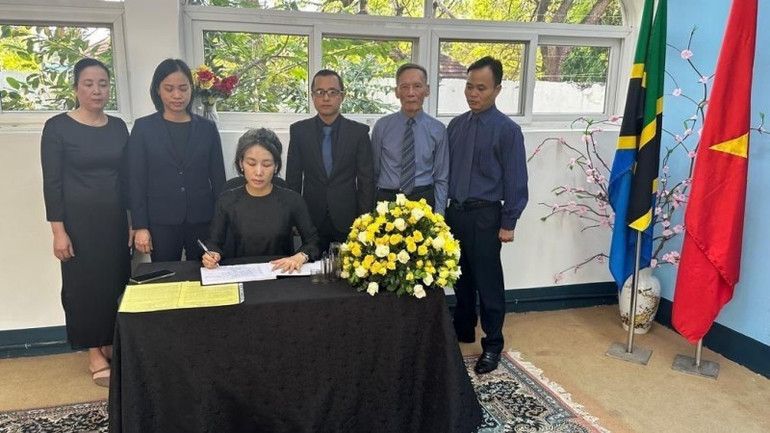 Đại sứ Việt Nam tại Tanzania Vũ Thanh Huyền ghi sổ tang Tổng Bí thư Nguyễn Phú Trọng. (Ảnh: TTXVN phát) Đại sứ Việt Nam tại Tanzania Vũ Thanh Huyền ghi sổ tang Tổng Bí thư Nguyễn Phú Trọng. (Ảnh: TTXVN phát)