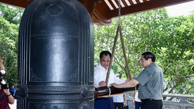 Thủ tướng Phạm Minh Chính thực hiện nghi thức thỉnh chuông tại Khu Di tích. Thủ tướng Phạm Minh Chính thực hiện nghi thức thỉnh chuông tại Khu Di tích.
