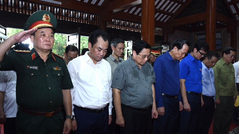 Thủ tướng Phạm Minh Chính và các đại biểu thành kính dành một phút mặc niệm tưởng nhớ Chủ tịch Hồ Chí Minh và các Anh hùng liệt sĩ. Thủ tướng Phạm Minh Chính và các đại biểu thành kính dành một phút mặc niệm tưởng nhớ Chủ tịch Hồ Chí Minh và các Anh hùng liệt sĩ.