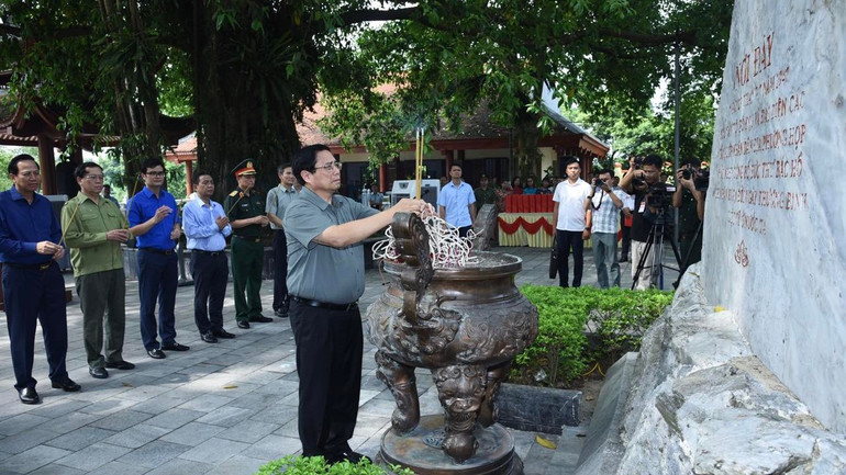 Thủ tướng Phạm Minh Chính dâng hương trước Nhà tưởng niệm Bác Hồ và các Anh hùng liệt sĩ trong Khu Di tích quốc gia 27/7. Thủ tướng Phạm Minh Chính dâng hương trước Nhà tưởng niệm Bác Hồ và các Anh hùng liệt sĩ trong Khu Di tích quốc gia 27/7.