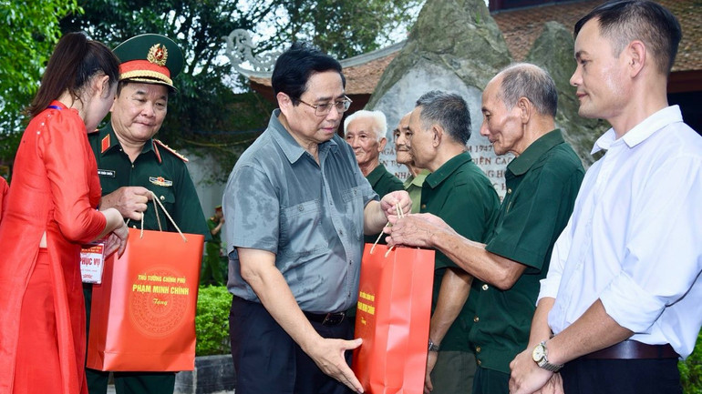 Thủ tướng Phạm Minh Chính tặng quà các thương binh, gia đình chính sách tiêu biểu ở huyện Đại Từ, tỉnh Thái Nguyên. Thủ tướng Phạm Minh Chính tặng quà các thương binh, gia đình chính sách tiêu biểu ở huyện Đại Từ, tỉnh Thái Nguyên.