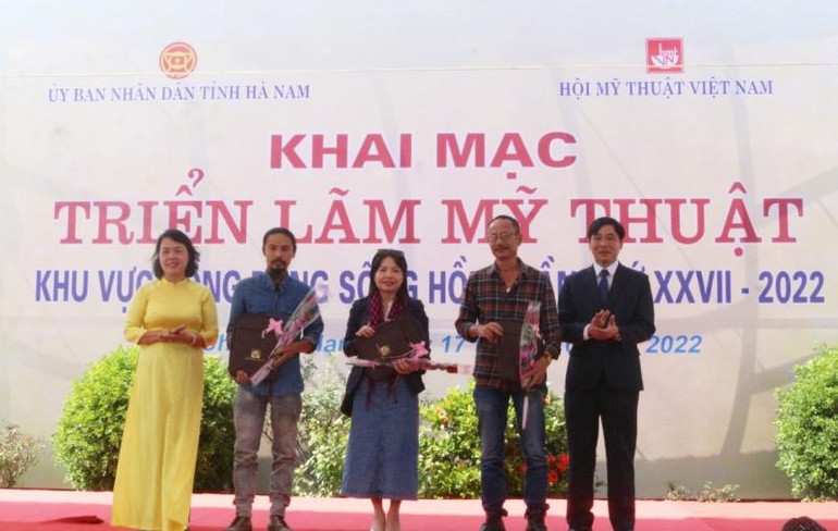 Lãnh đạo tỉnh Hà Nam trao giải cho các họa sĩ, nghệ sĩ có tác phẩm đạt giải.