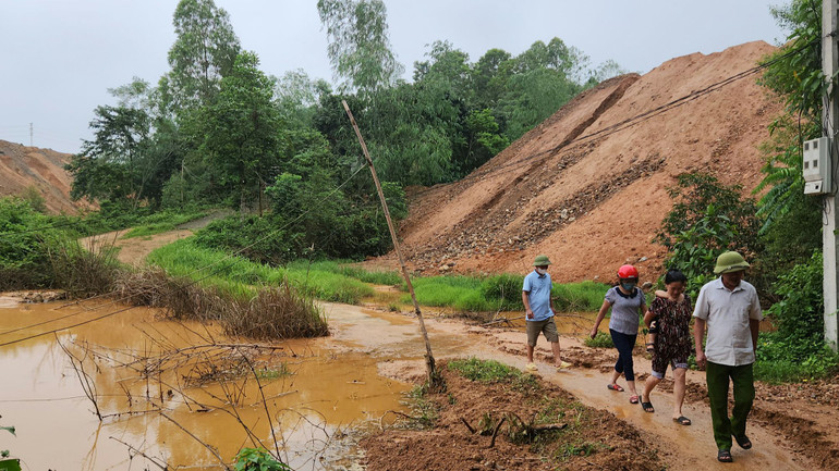 Trời mưa đất đá xô sạt khiến việc sinh hoạt, đi lại của người dân gặp nhiều khó khăn.