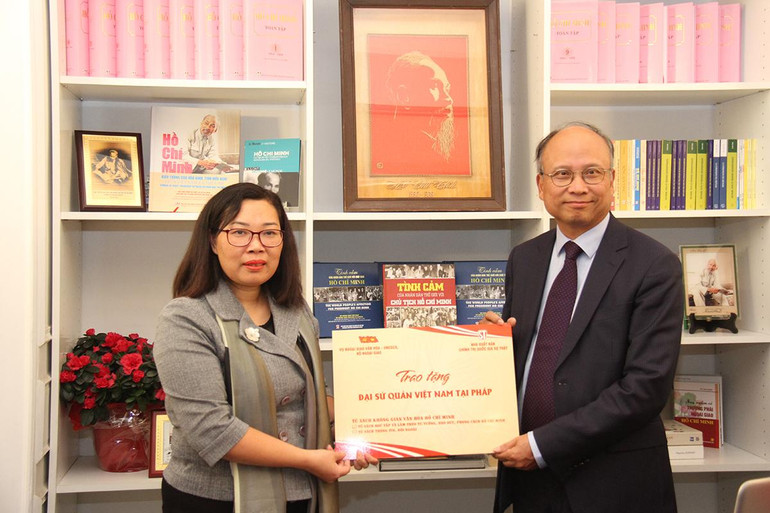 Phó Giám đốc, Phó Tổng Biên tập Nhà xuất bản Chính trị Quốc gia Sự thật Phạm Thị Thinh trao tặng sách cho Đại sứ quán Việt Nam tại Pháp.