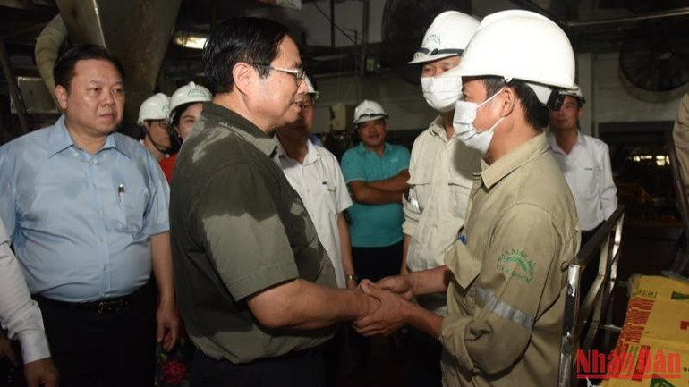 Thủ tướng Phạm Minh Chính thăm hỏi công nhân, người lao động của Nhà máy Đạm Ninh Bình. (Ảnh: Trần Hải)