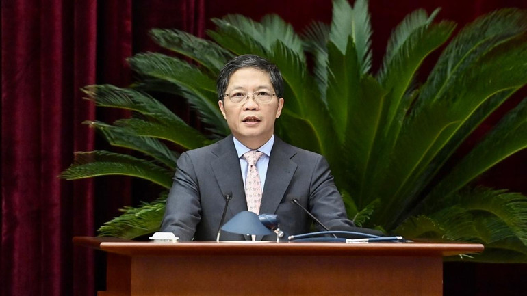 Đồng chí Trần Tuấn Anh, Ủy viên Bộ Chính trị, Trưởng Ban Kinh tế Trung ương trình bày báo cáo tại Hội nghị.