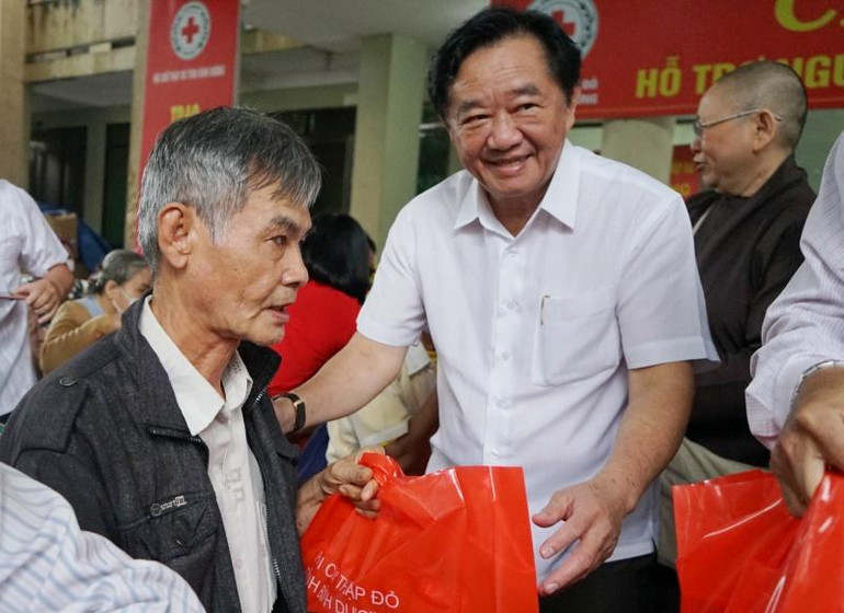 Phó Bí thư Thường trực Tỉnh ủy Bình Dương Nguyễn Hoàng Thao trao tặng quà cho người khiếm thị có hoàn cảnh khó khăn tại Bình Dương.