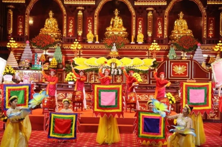 Tiết mục văn nghệ mở đầu buổi Lễ khai hội Xuân Yên Tử 2024. (Ảnh: Hoài Nam/Vietnam+)