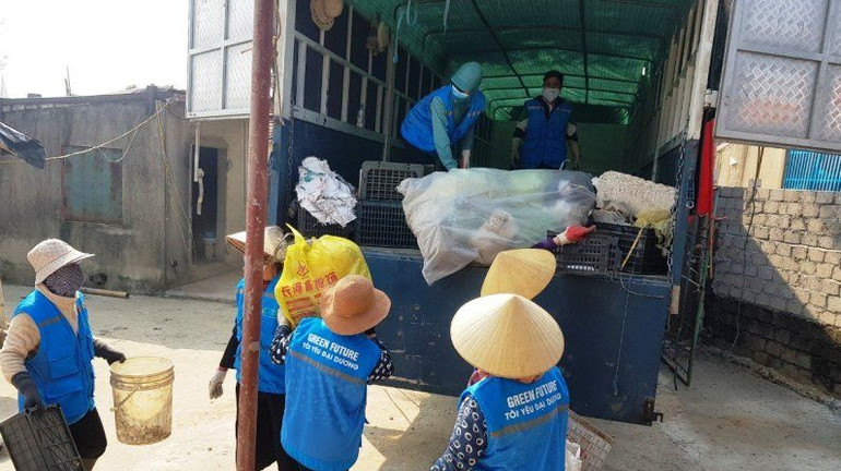 Người lao động phân loại, bốc rác lên ô-tô cho doanh nghiệp đem đi xử lý, tái chế.